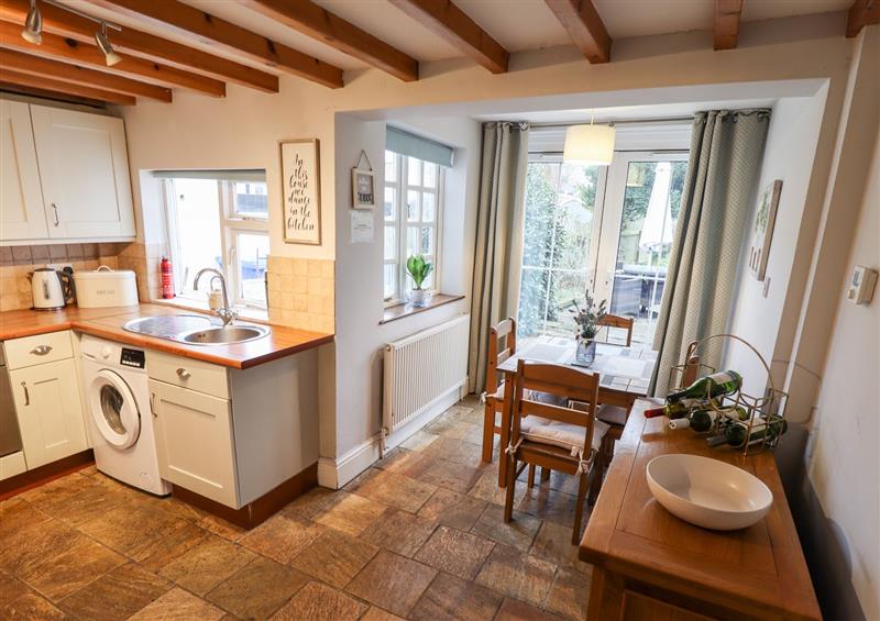 Kitchen at Thames Cottage, Roos