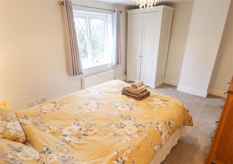 One of the 2 bedrooms at Thames Cottage, Roos