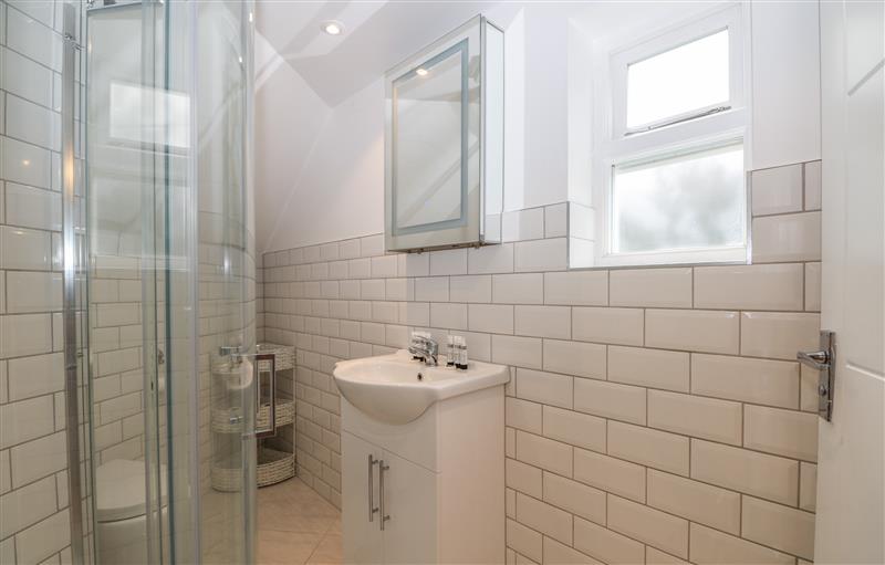 The bathroom at Thames Retreat, Wraysbury