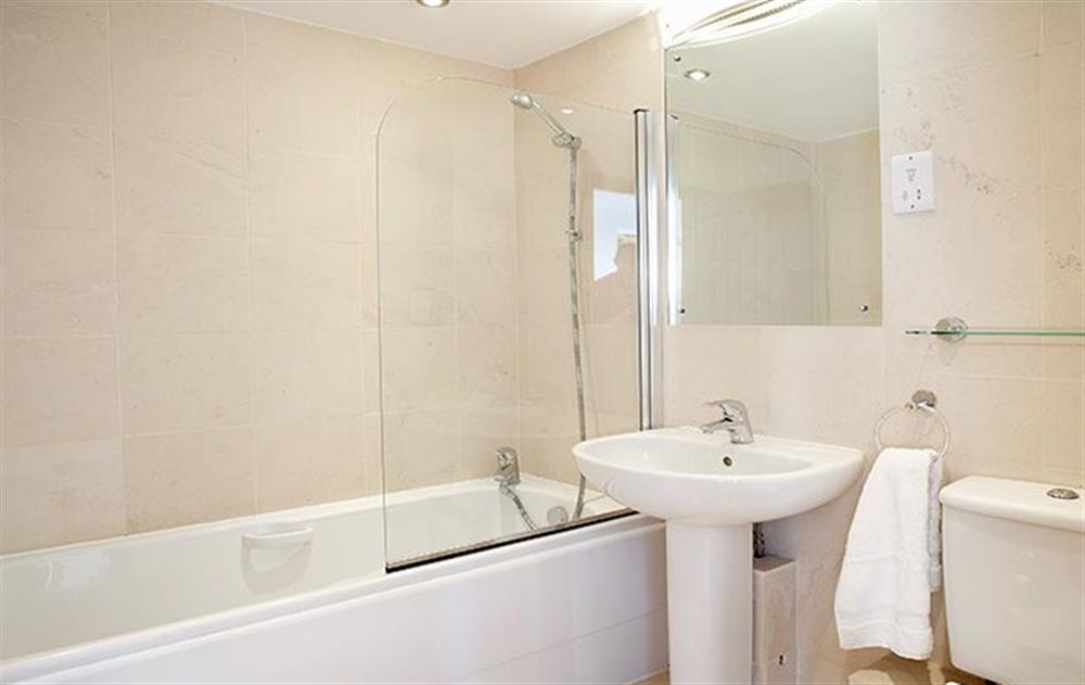 Ground floor:  En-suite bathroom with shower over bath at Thatch Barn, Buringham Green