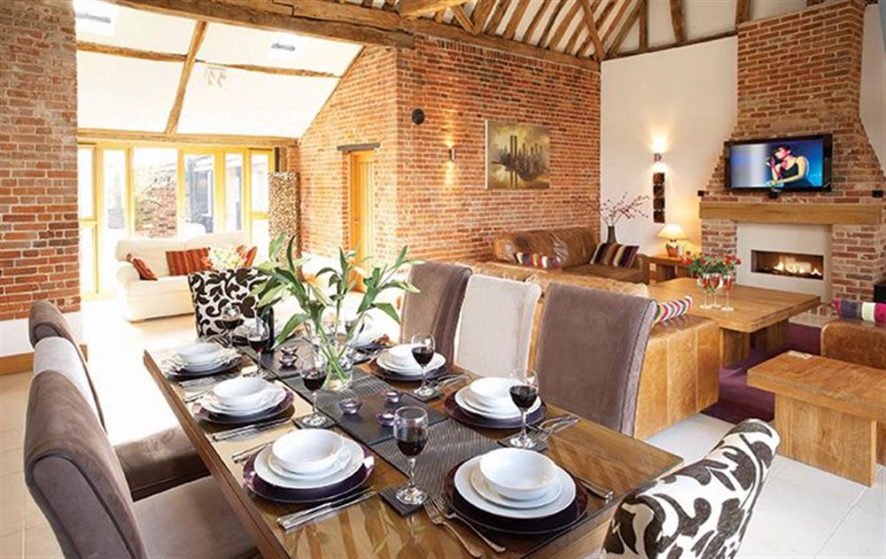 Ground floor:  Open plan dining area with vaulted ceiling at Thatch Barn, Buringham Green