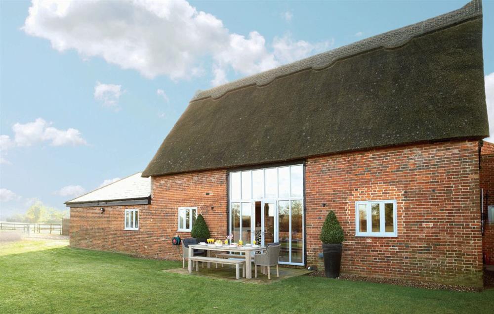 Thatch Barn, surrounded by open countryside on the edge of the picturesque Norfolk Broads at Thatch Barn, Buringham Green