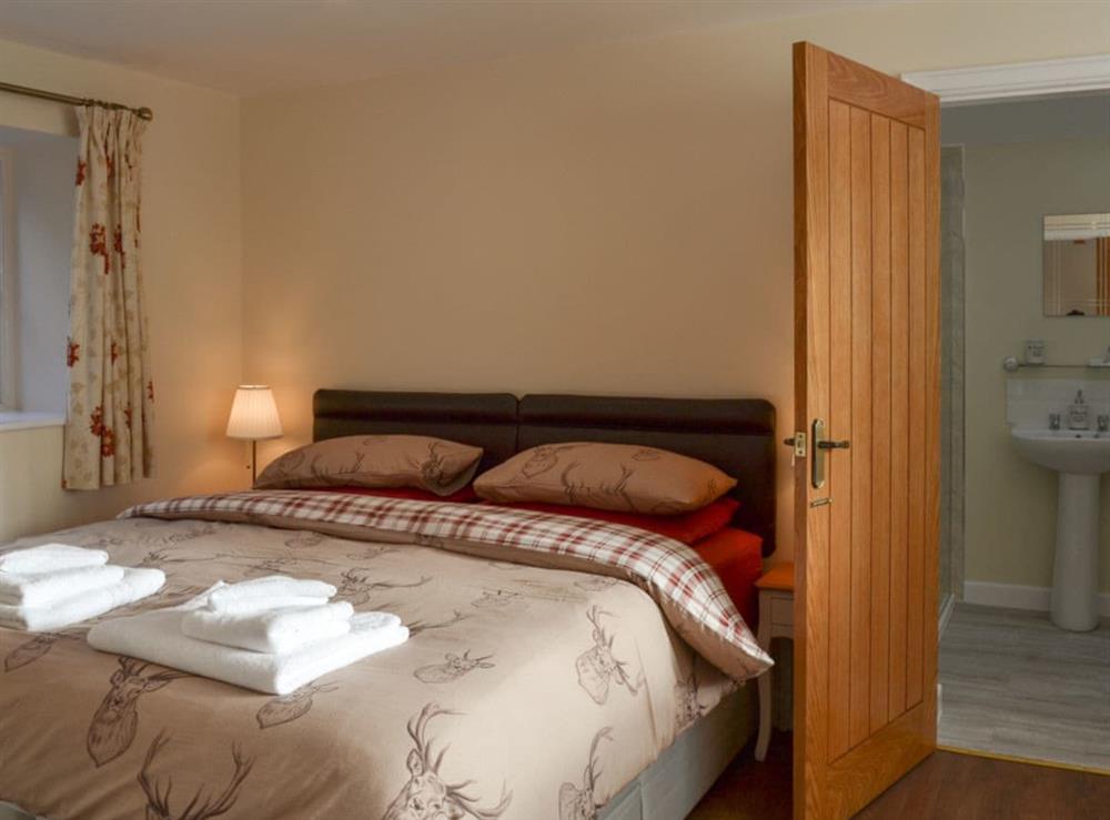 Double bedroom with en-suite (photo 2) at The Barn in Alvanley, near Frodsham, Cheshire