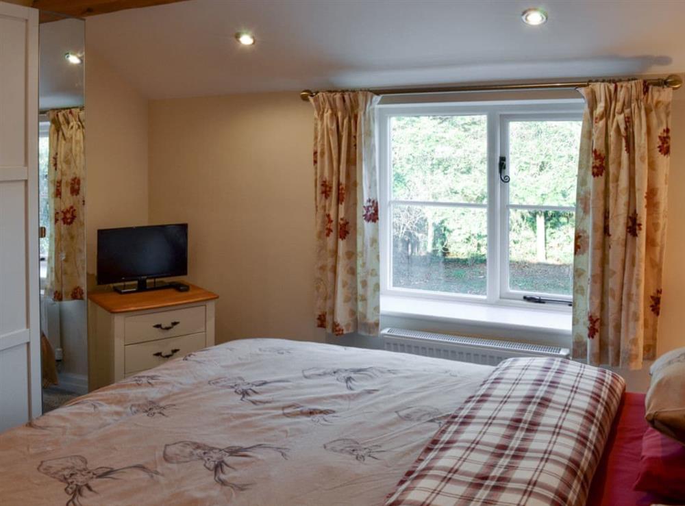Double bedroom with en-suite (photo 3) at The Barn in Alvanley, near Frodsham, Cheshire