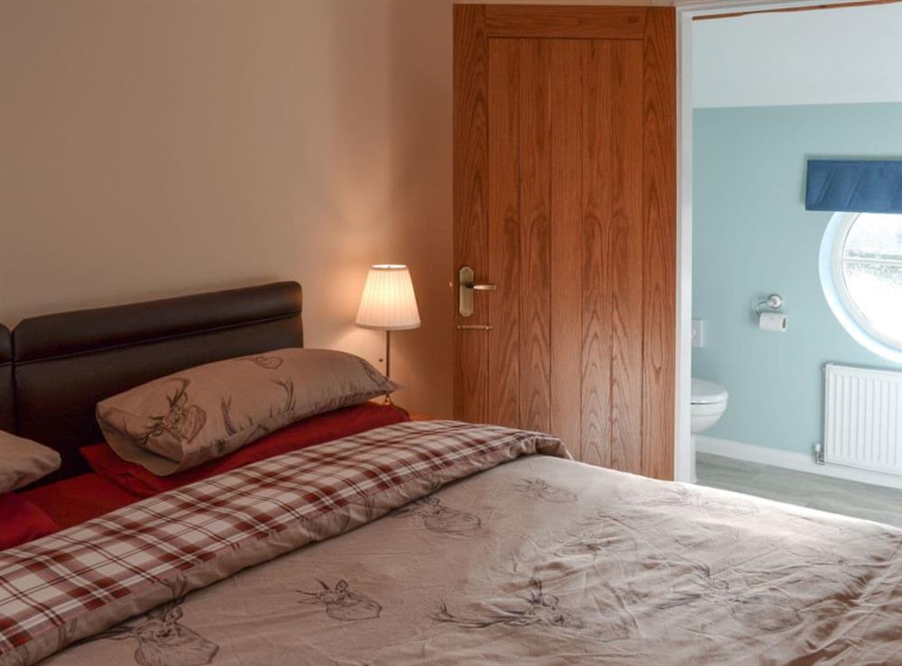 Double bedroom with en-suite at The Barn in Alvanley, near Frodsham, Cheshire