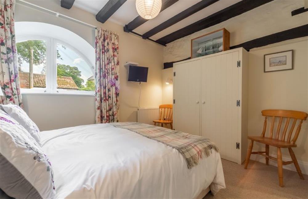 Ground floor: Master bedroom has en suite shower room at The Barn, Burnham Overy Staithe near Kings Lynn