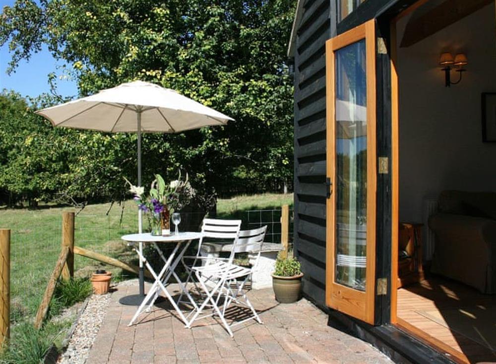 Sitting-out-area at The Barn, Fishponds Cottage in Brook, Kent