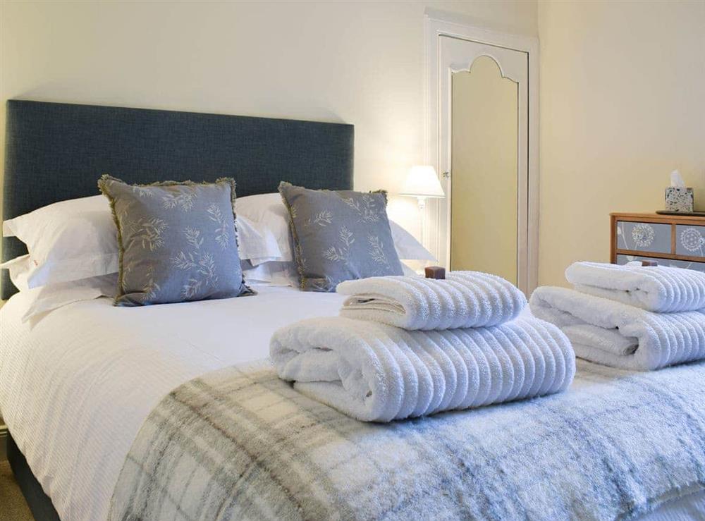 Comfortable en-suite double bedroom at The Barracks @ East Neuk Orchards in Arncroach, near St Andrews, Fife