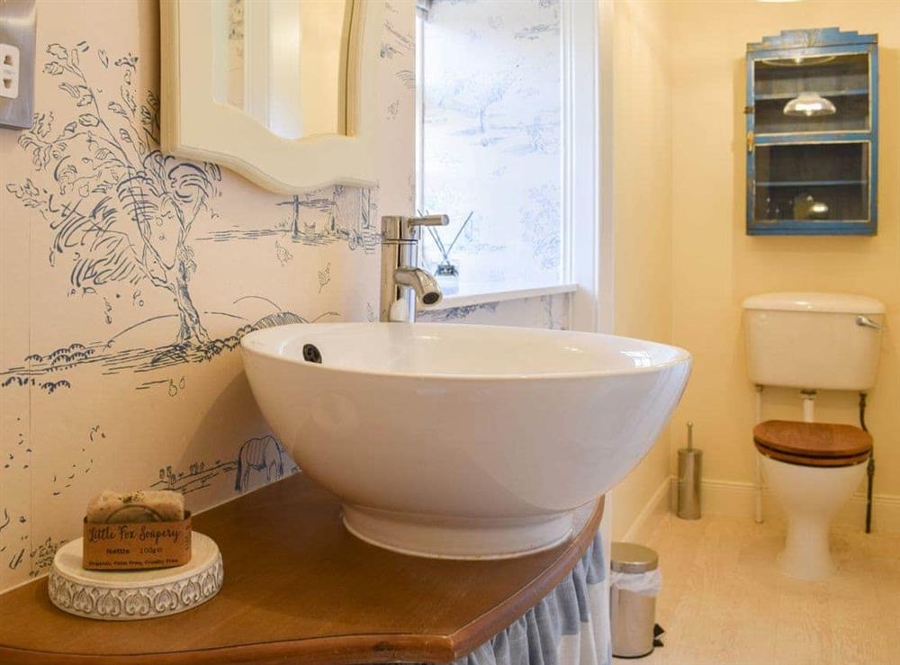 Contemporary washbasin in the en-suite