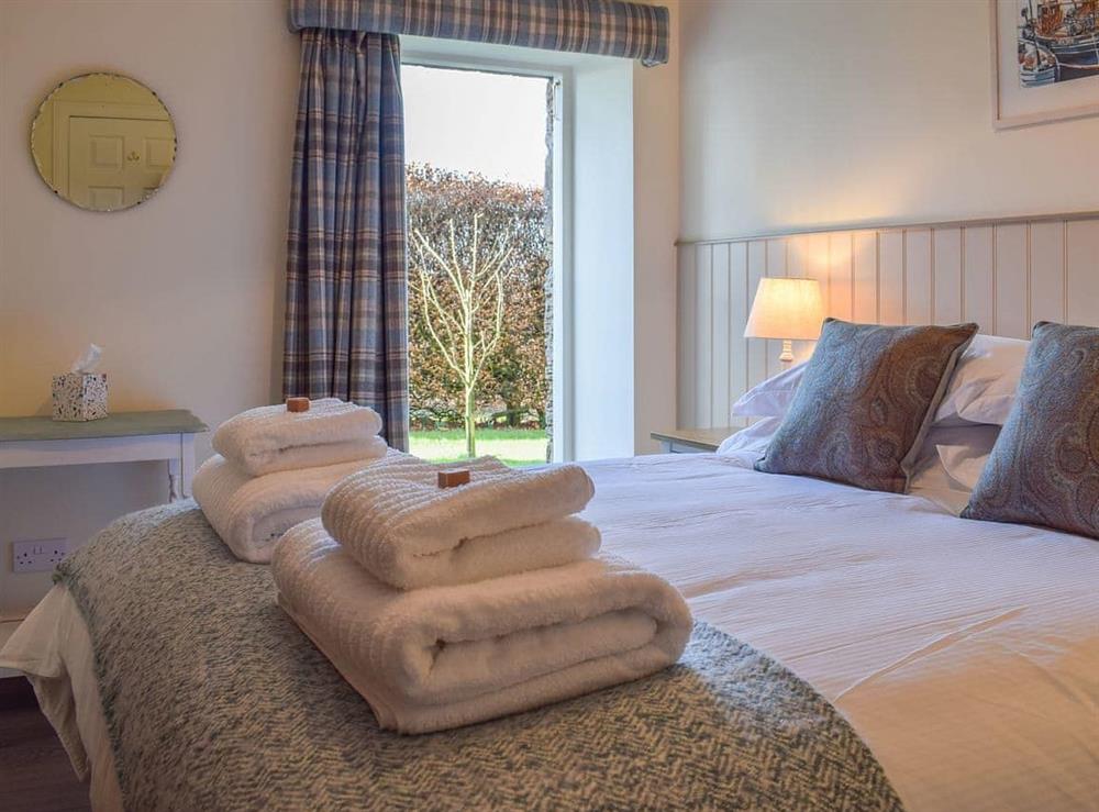 Peaceful en-suite double bedroom at The Barracks @ East Neuk Orchards in Arncroach, near St Andrews, Fife