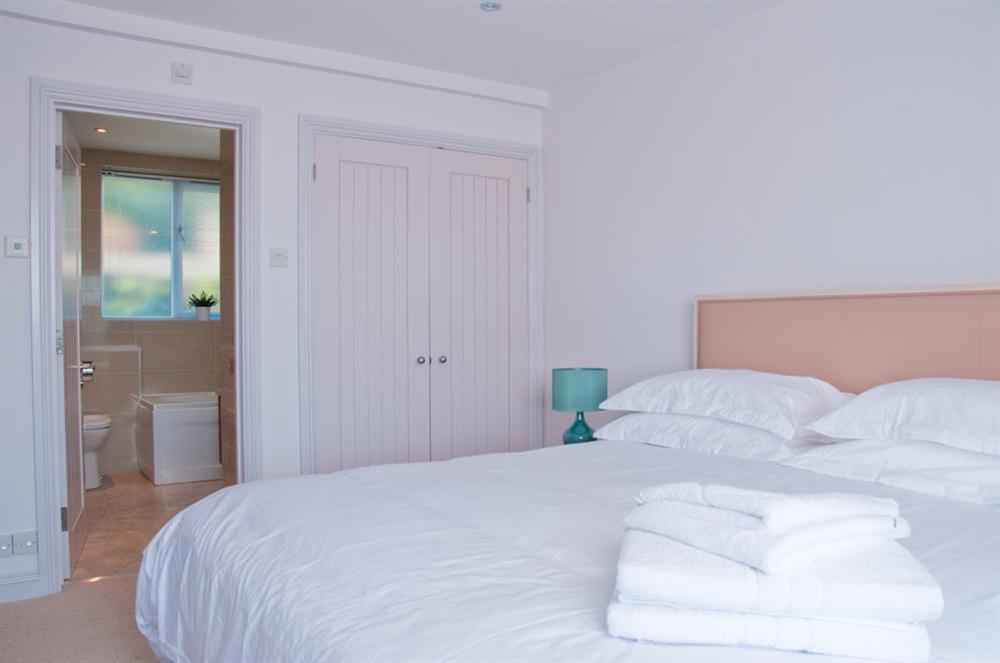 Master double bedroom with 6' bed and en suite bathroom at The Beach House (Woodside) in Bennett Road, Salcombe