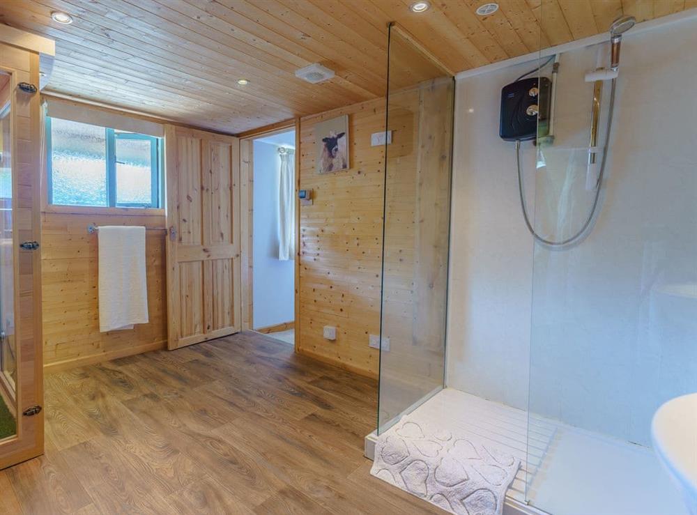 En-suite with shower and sauna at The Blackberry Retreat in Tenterden, Kent