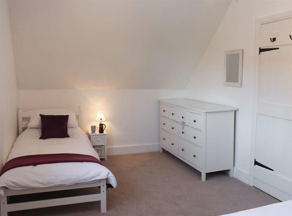 Good-sized twin bedroom at The Bothy in Lymington, Hampshire