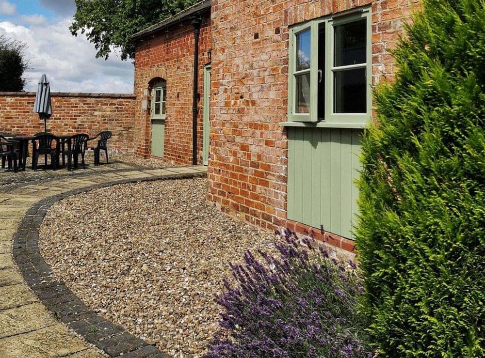 Gravelled patio area with outdoor furniture at The Bran House in , Lincolnshire