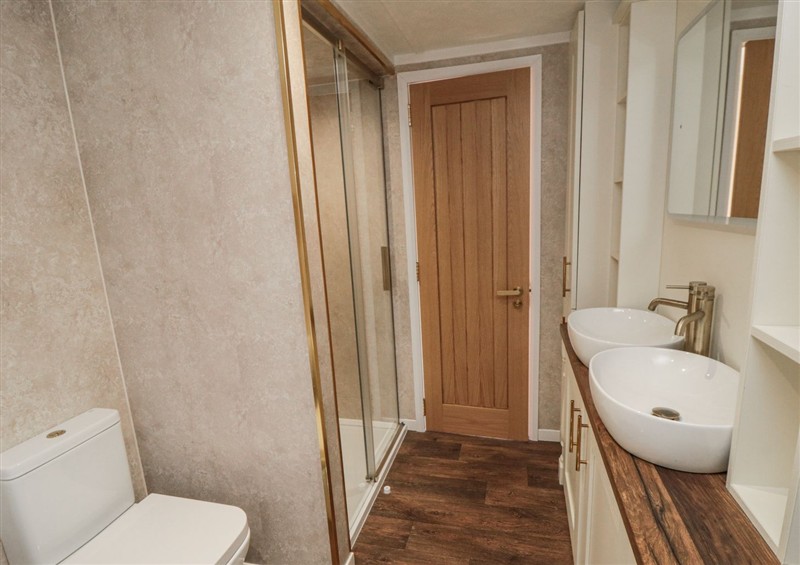 The bathroom at The Cabin, Thornton Dale