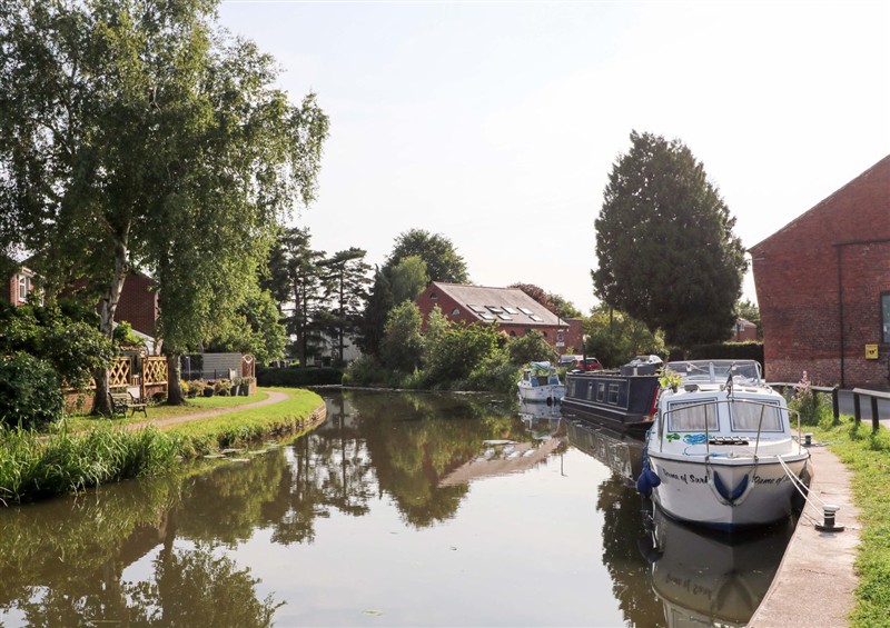 This is the setting of The Canalside Cottage at The Canalside Cottage, Shardlow near Castle Donington