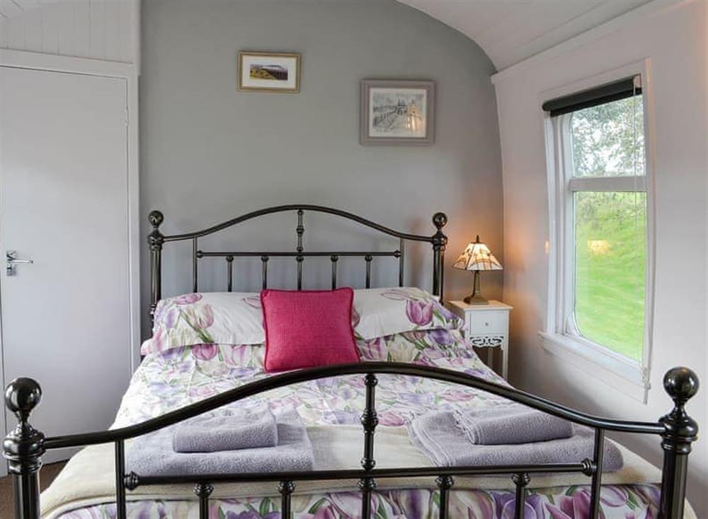 Warm and welcoming en-suite double bedroom at The Carriage in 
