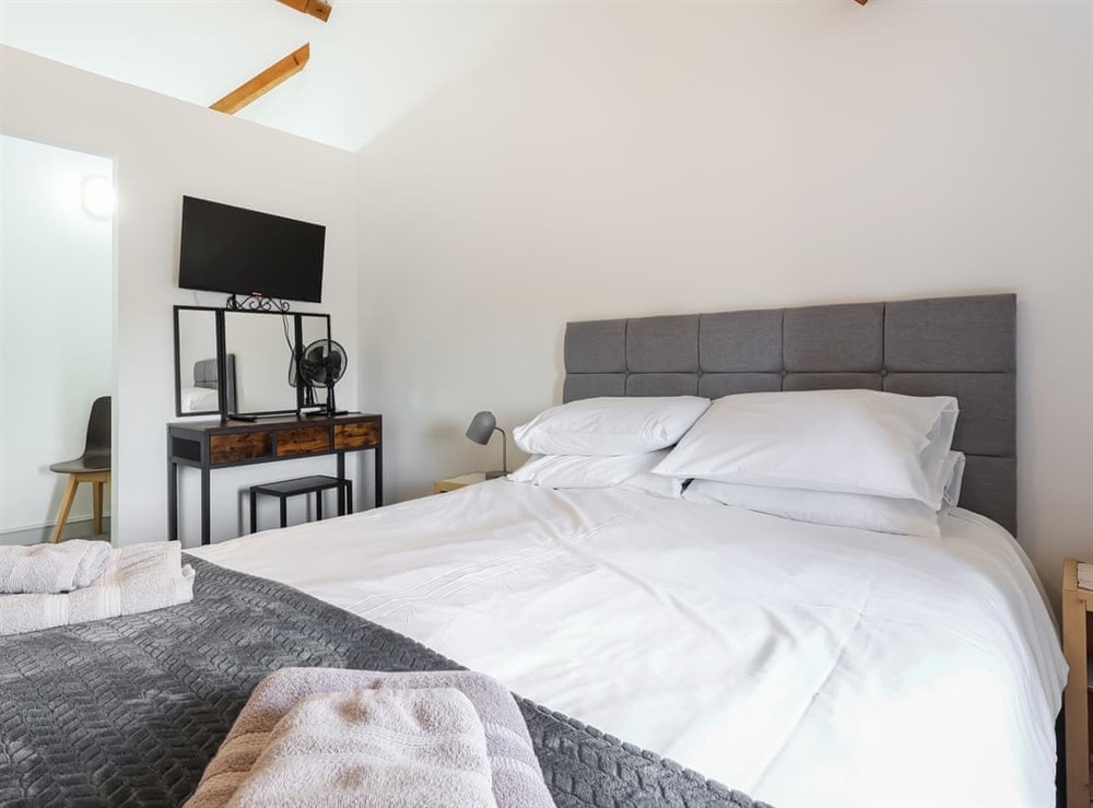 Double bedroom (photo 3) at The Cart Arms in Gloucester, Gloucestershire
