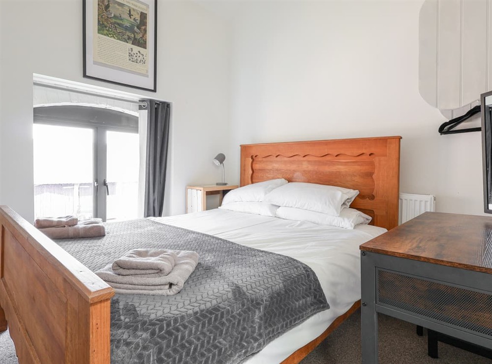 Double bedroom (photo 5) at The Cart Arms in Gloucester, Gloucestershire