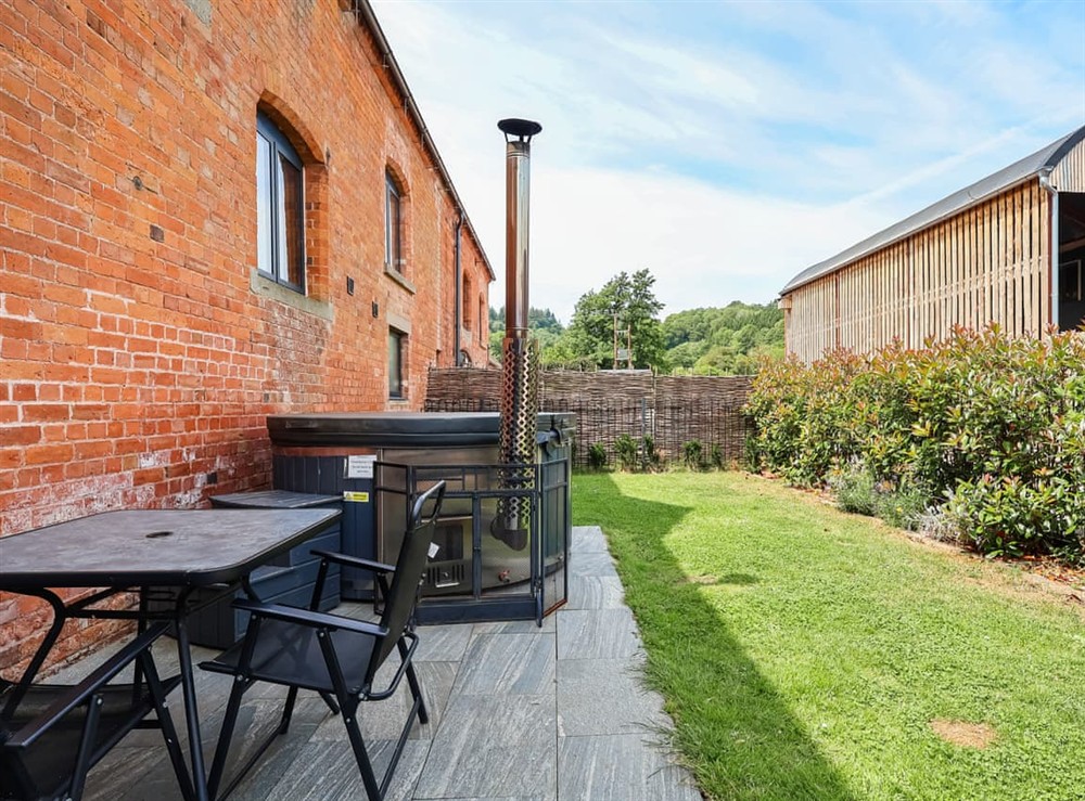 Sitting-out-area at The Cart Arms in Gloucester, Gloucestershire