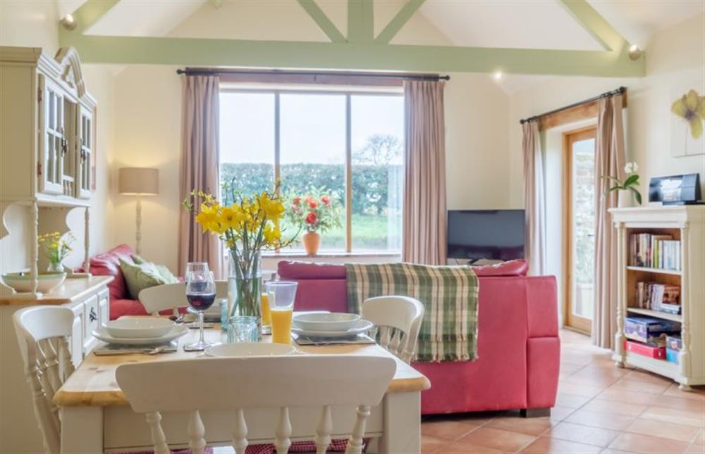 The Cart Lodge (6): Open-plan living space at The Cart Lodge, Great Massingham near Kings Lynn