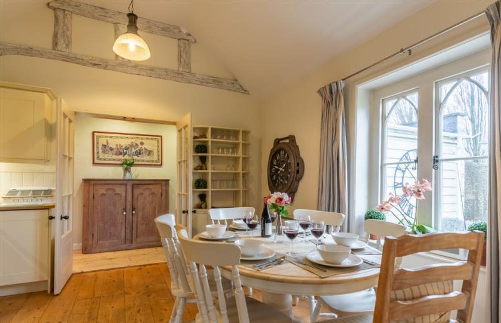 Dining table with seating for six guests at The Cartlodge, Higham
