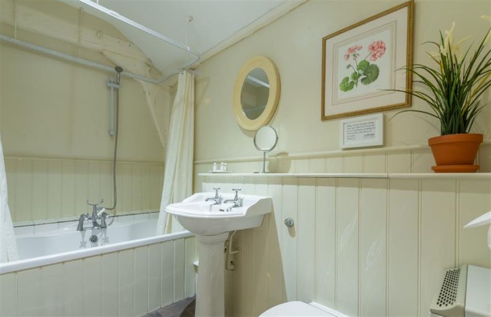 En-suite bathroom with bath and shower over, WC and wash basin at The Cartlodge, Higham