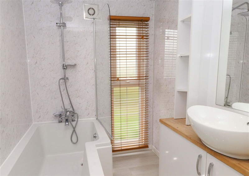 Bathroom at The Chalet at Tyn Lon, Chwilog