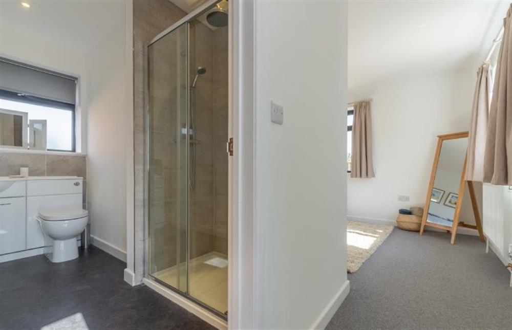 Ground floor: En-suite bathroom to bedroom two at The Chapter House, Little Walsingham