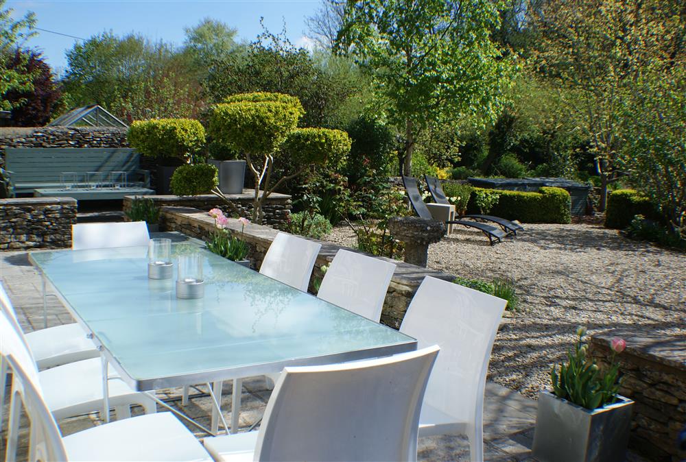 Large terrace with outdoor dining area with views to the landscaped gardens (photo 3) at The Chestnuts, Shilton