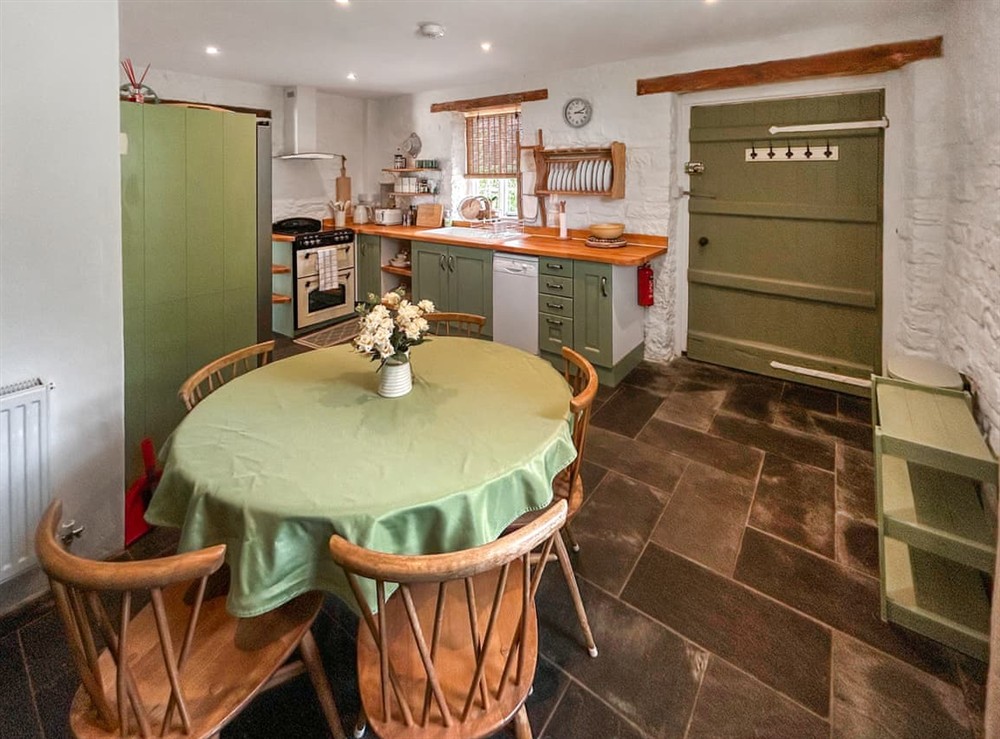 Kitchen/diner (photo 2) at The Cider Barn in West Pennard, near Glastonbury, Somerset