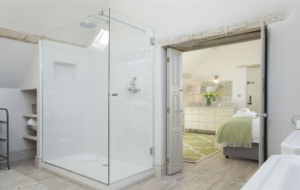 En-suite bathroom with walk-in shower at The Coach House and Stables at The Lammas, Minchinhampton