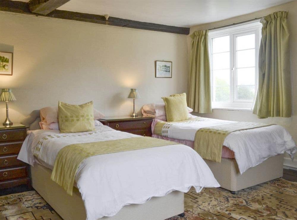Light and airy twin bedroom at The Coach House in Craven Arms, Shropshire