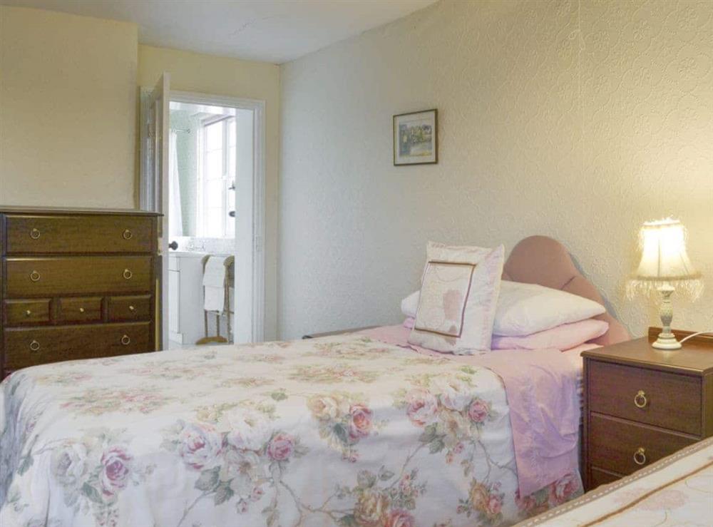 Twin bedroom with en-suite at The Coach House in Craven Arms, Shropshire