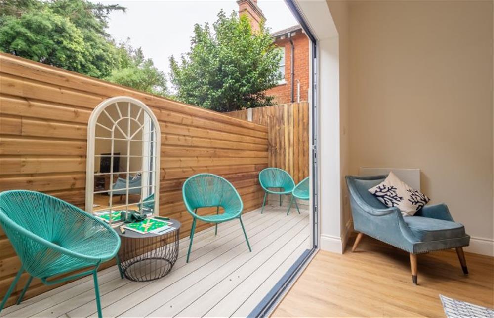 Enclosed, small courtyard to the rear with salsa chairs and a coffee table