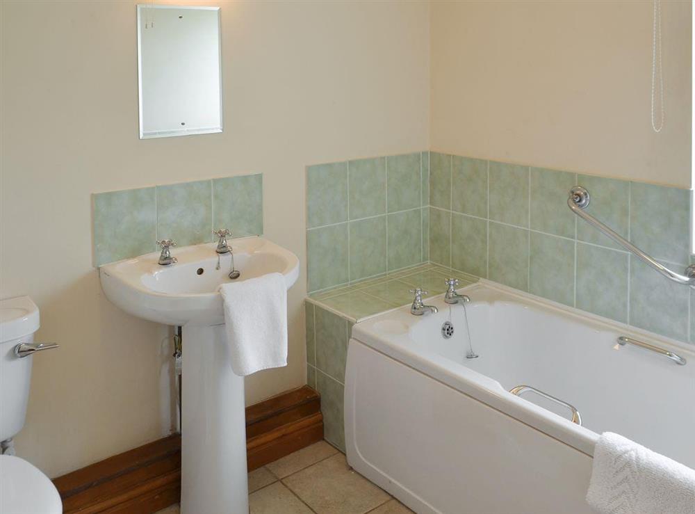 En-suite bathroom (photo 2) at The Coach House in Somersal Herbert, nr Ashbourne, Derbyshire