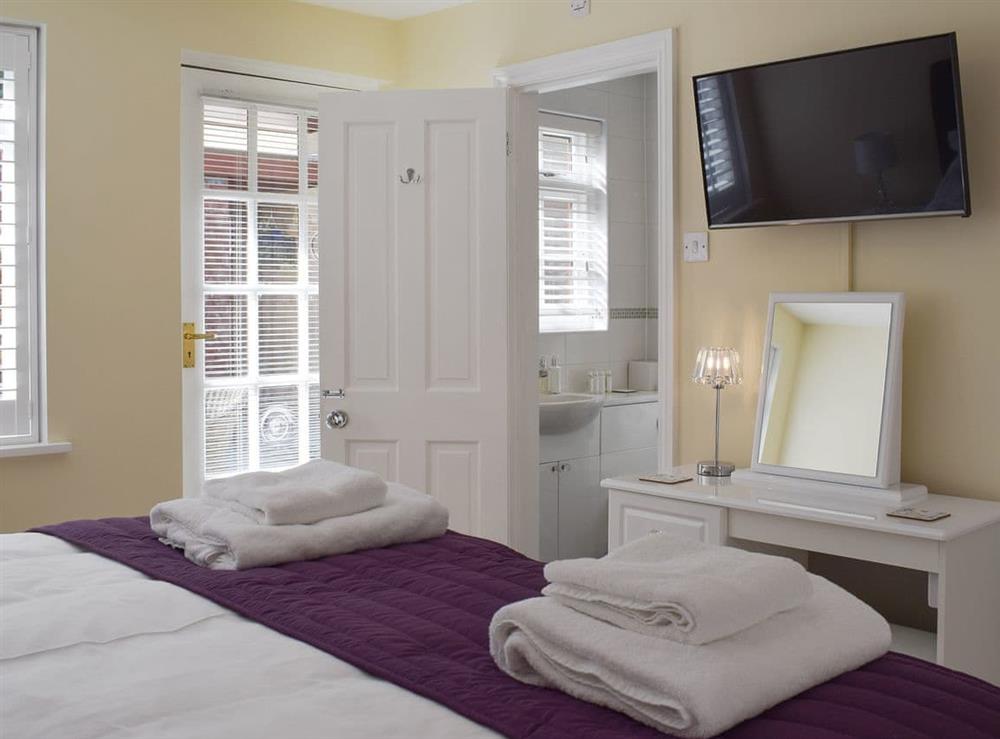 Well presented double bedroom with en-suite at The Coach House in Wootton, near Ryde, Isle of Wight