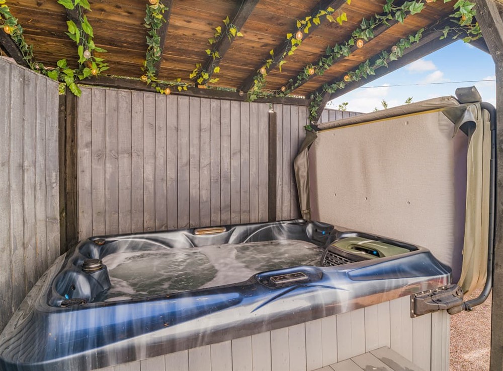 Hot tub at The Coachmans Cottage in Ringwood, New Forest, Hampshire