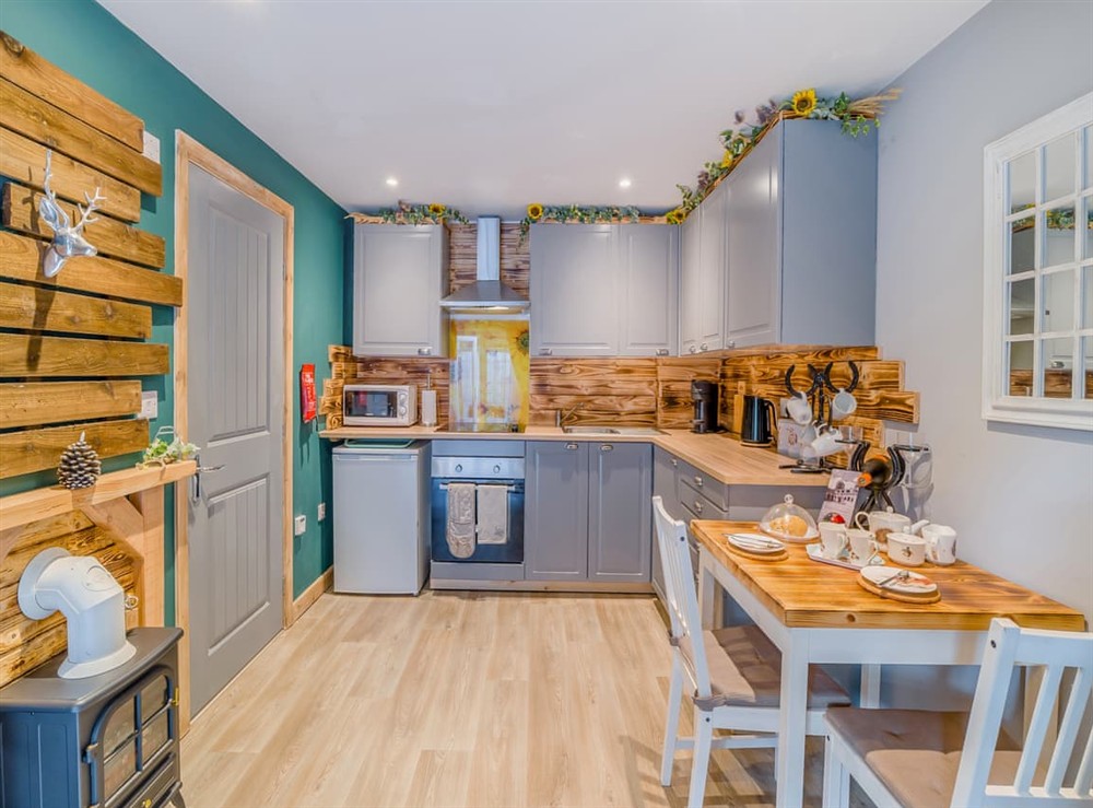 Kitchen/diner (photo 3) at The Coachmans Cottage in Ringwood, New Forest, Hampshire