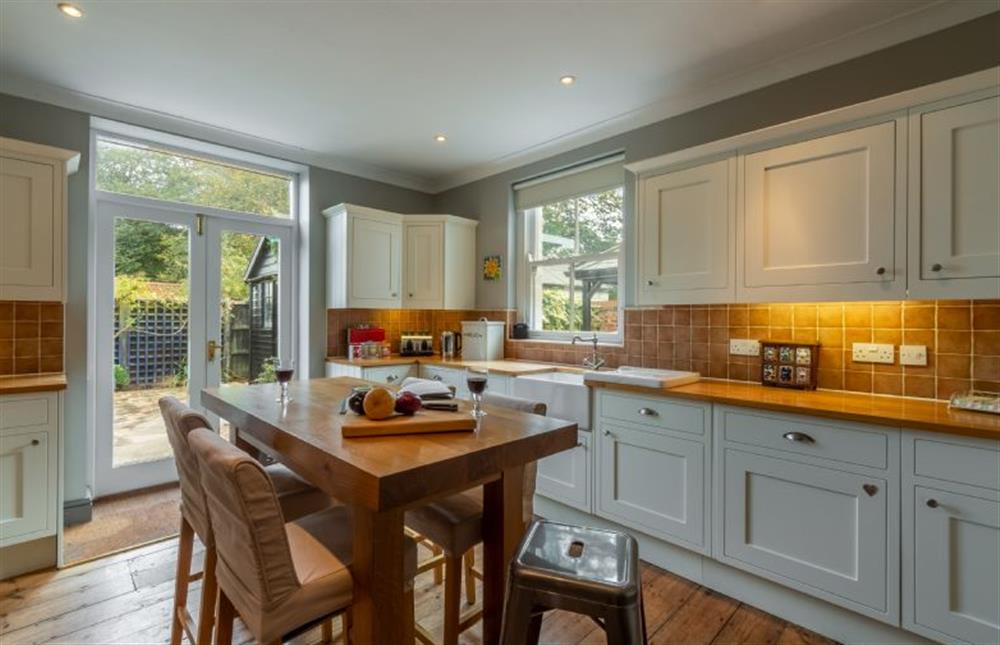 The Constablefts House: Spacious kitchen with breakfast bar seating  at The Constables House, Wells-next-the-Sea