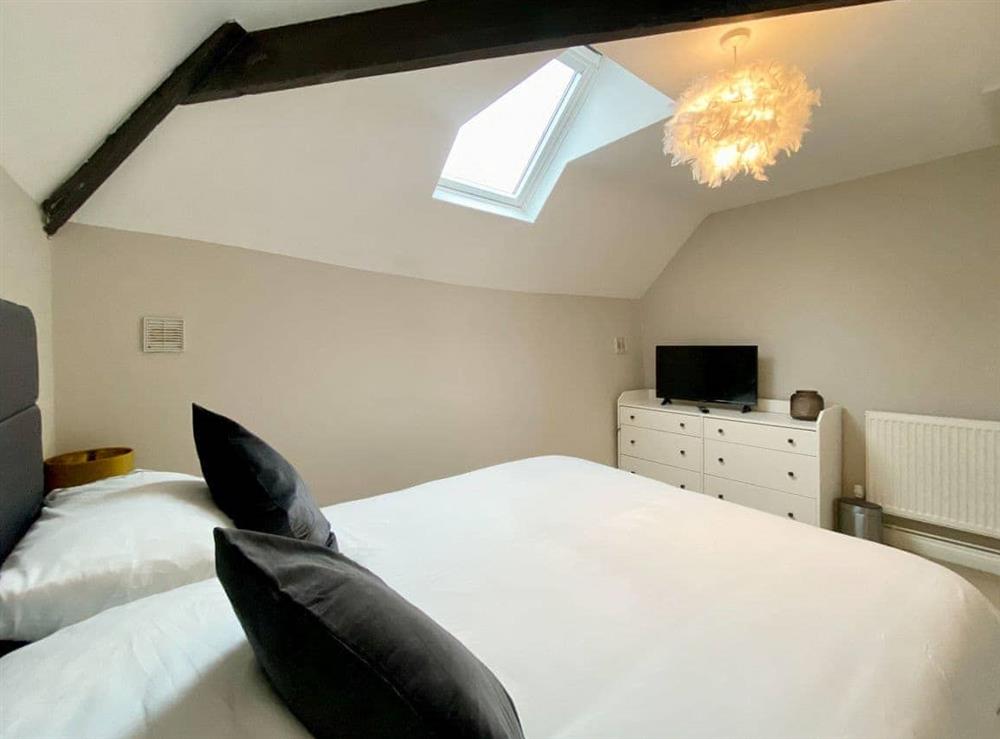 Double bedroom (photo 3) at The Corner Barn in Cirencester, Gloucestershire