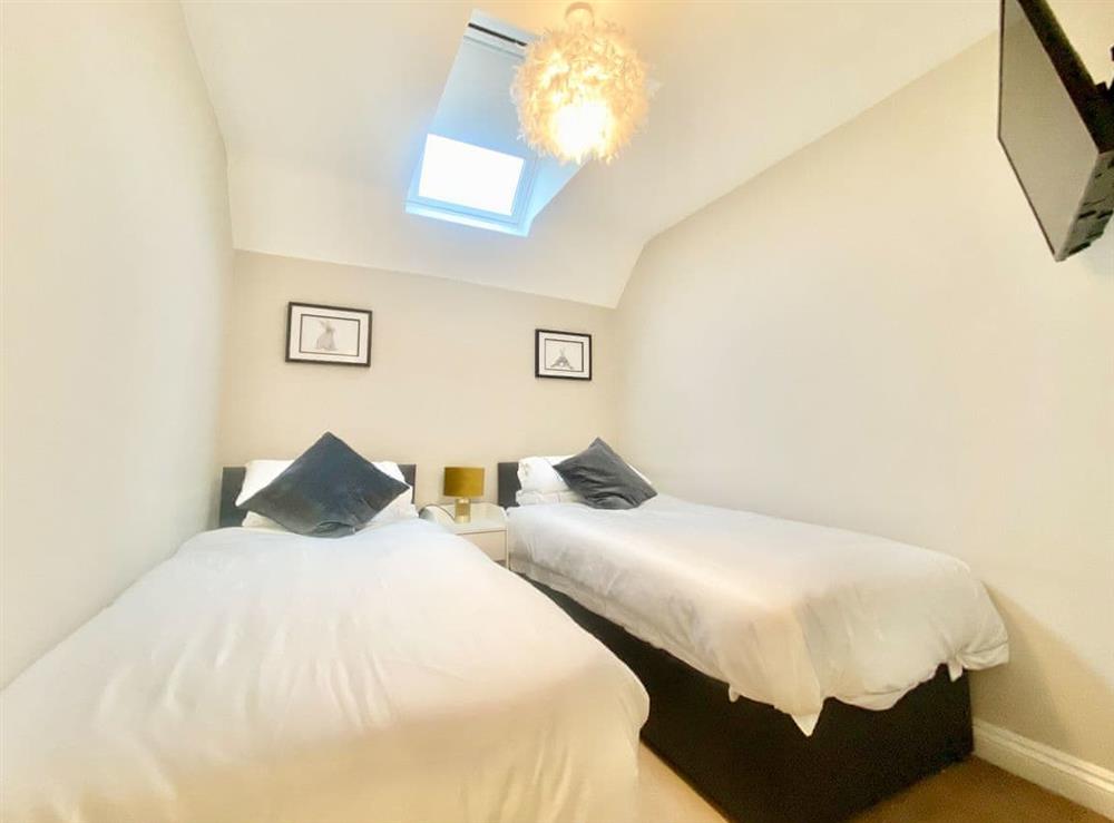Twin bedroom at The Corner Barn in Cirencester, Gloucestershire