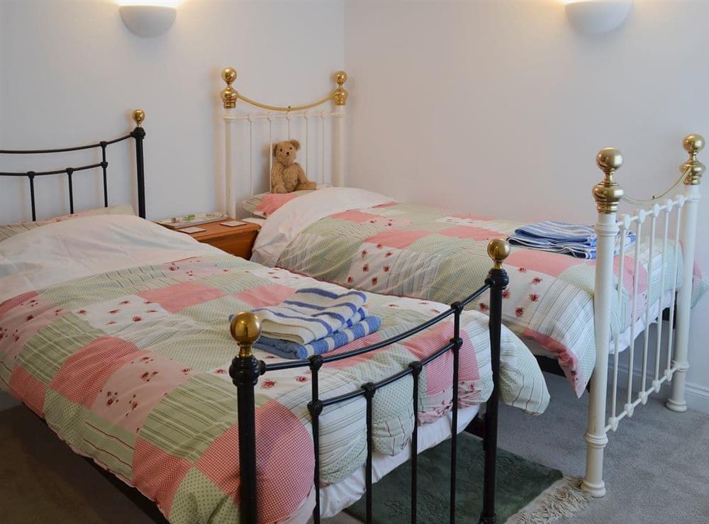 Twin bed room with en-suite bathroom at The Cottage in Broadstairs, Kent, England