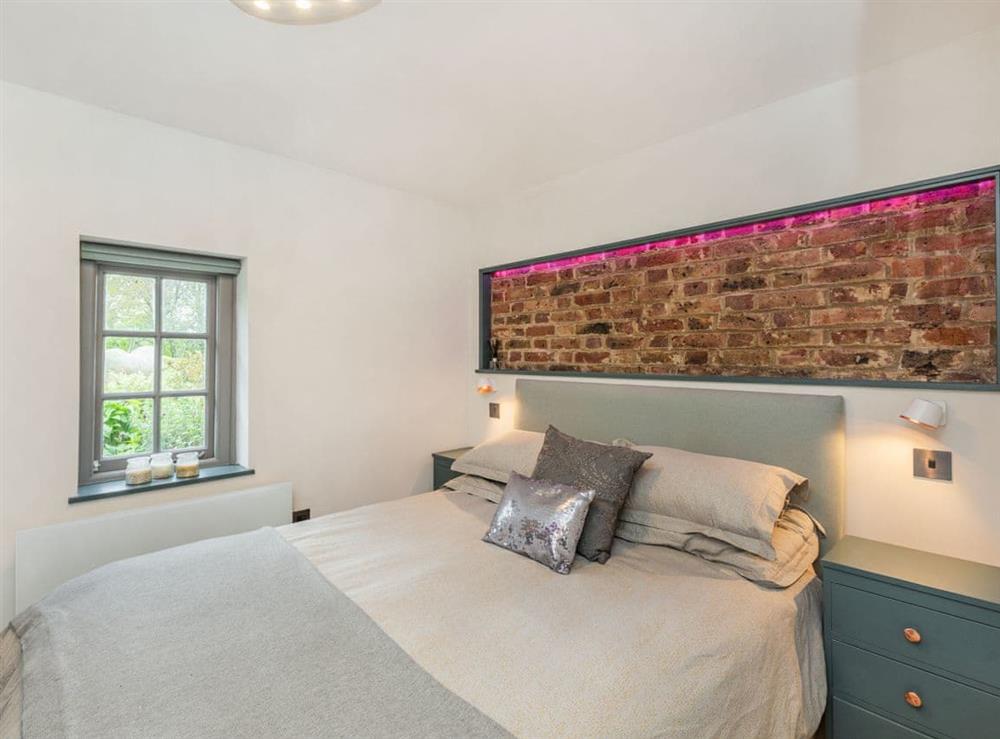 Double bedroom at The Cottage High Wykehurst End in Ewhurst, near Cranleigh, Middlesex
