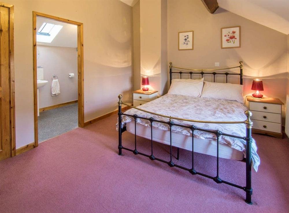 Spacious double bedroom with en-suite at The Dairy in Coddington, Cheshire