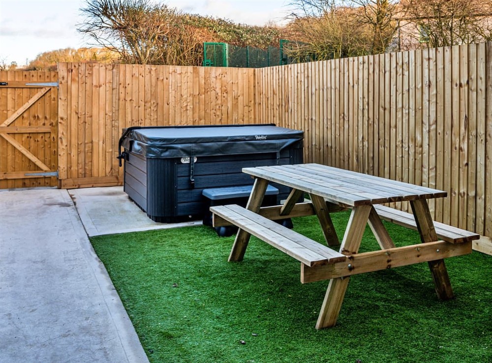 Hot tub at The Dairy Cottage in Llittle Rissington, Gloucestershire