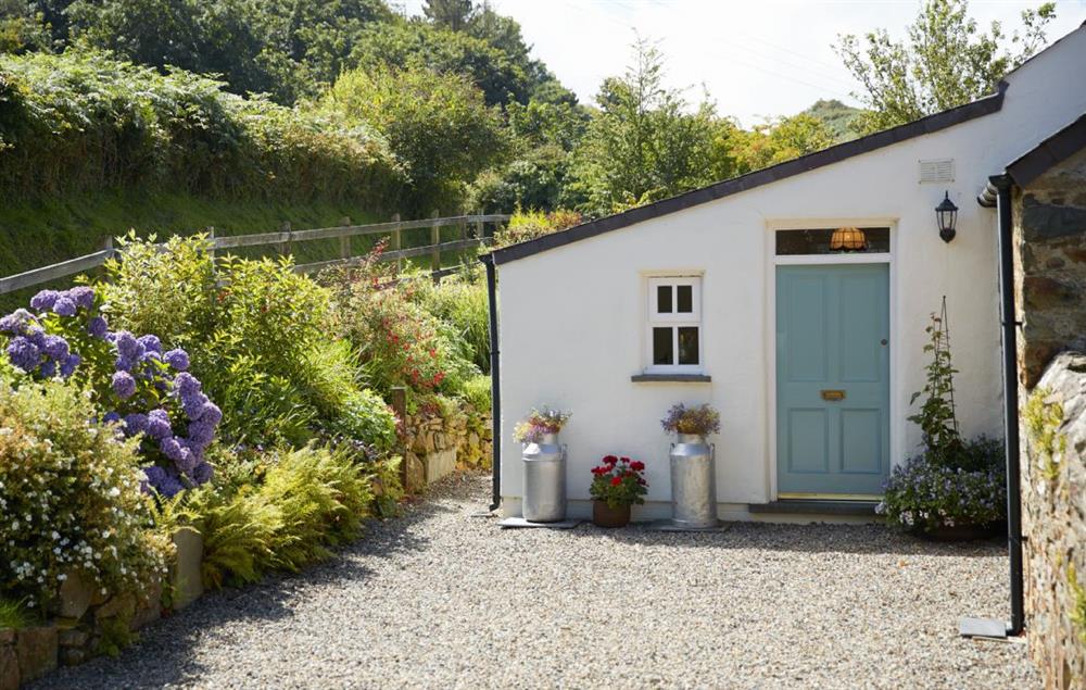 The Dairy has a pretty garden which is a perfect to sit in after a day at the coast at The Dairy, Dinas Cross