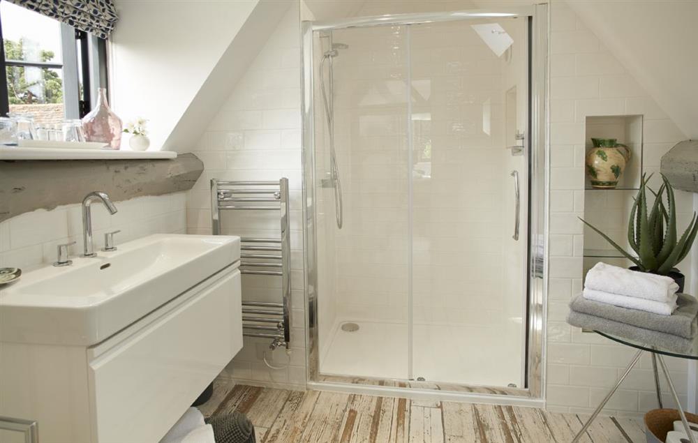 Contemporary en-suite with large shower