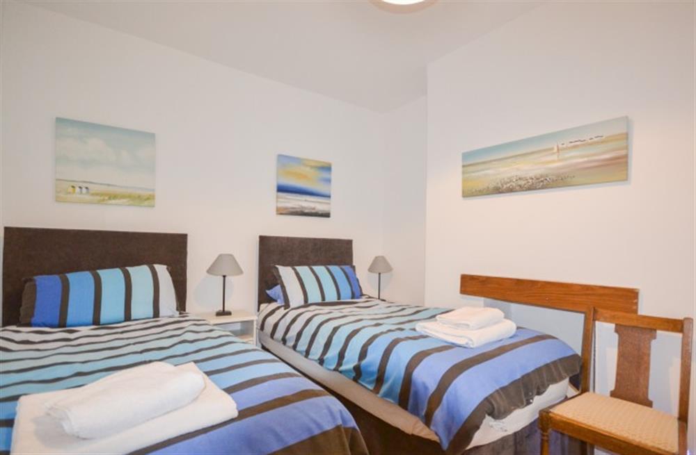 The twin bedroom at The Den in Looe