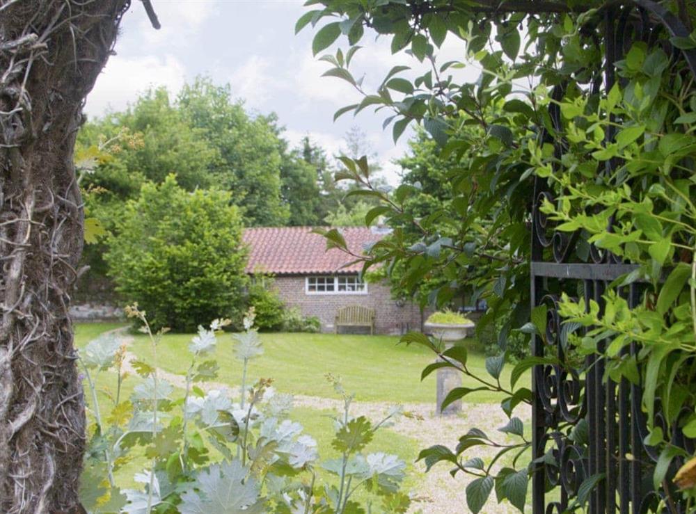 Idyllic holiday home and gardens at Gamekeepers Cottage, 